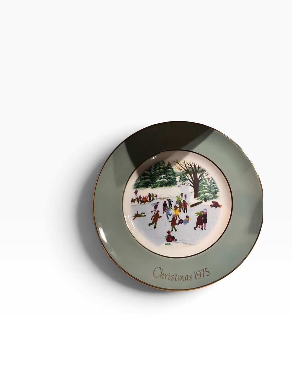 Vintage Avon Christmas Collectible Plate 1975 - Green Rim Holiday Scene